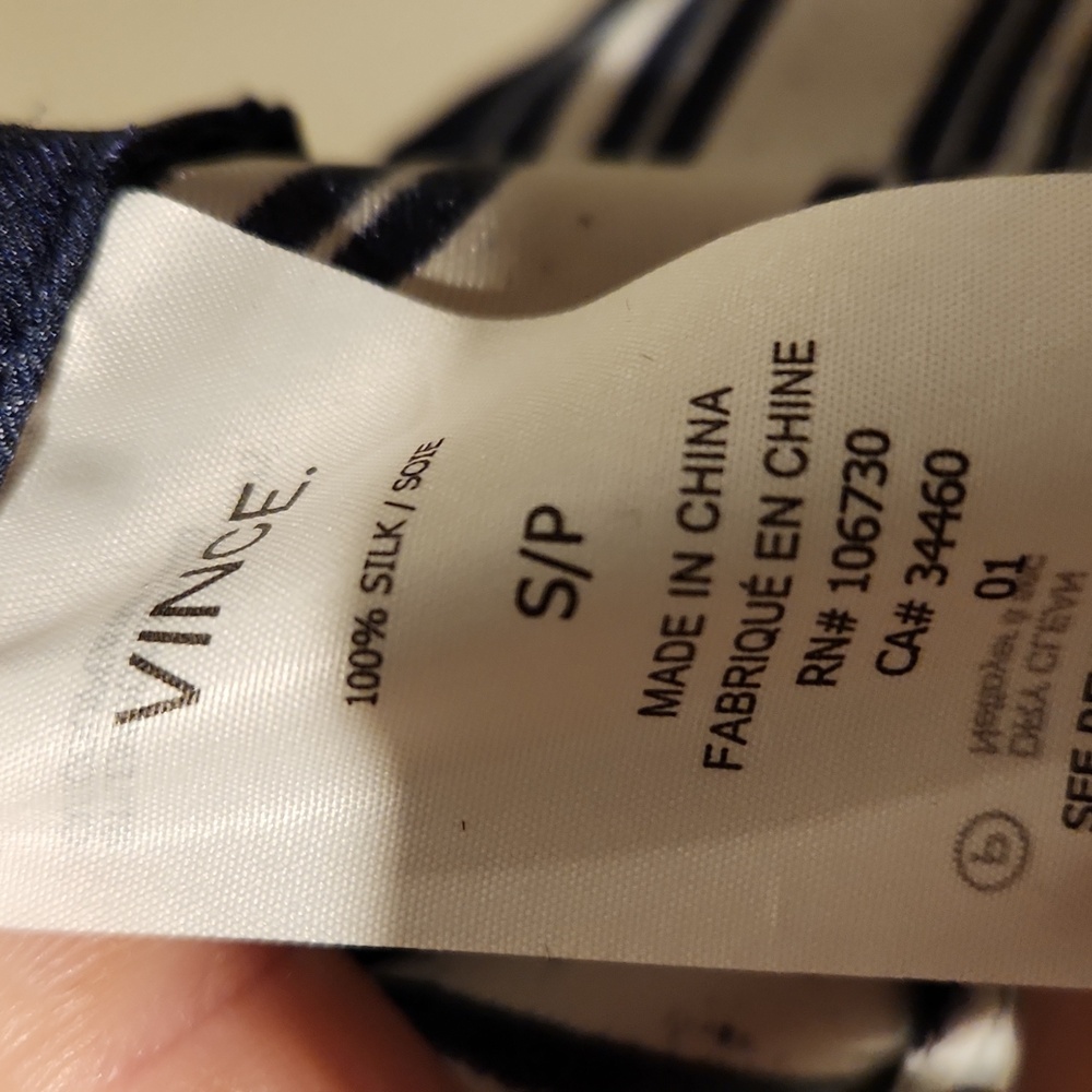 ❤️ NWOT! VINCE SILK TOP - SCARF PRINT, SMALL - Picture 7 of 9